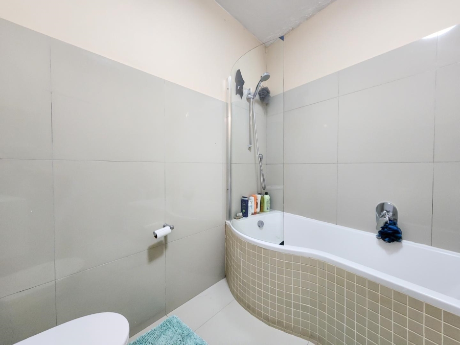 To Let 3 Bedroom Property for Rent in Vredehoek Western Cape